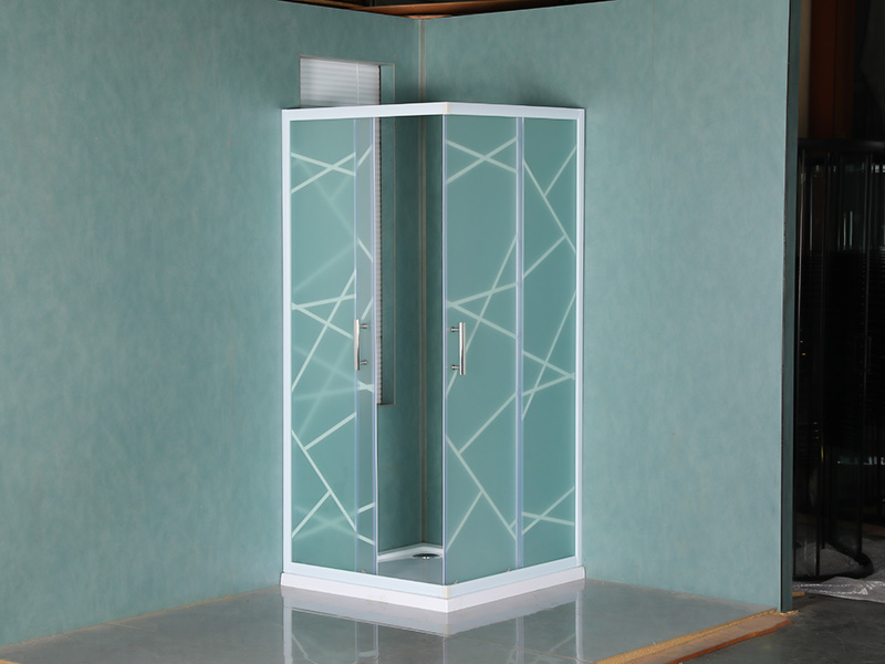 SQ dusjkabinett med skyvedører, matt herdet glass med trykk, hvit aluminiumsprofil, håndtak med doble hull, med brett SQ dusjkabinett med skyvedører, matt herdet glass med trykk, hvit aluminiumsprofil, håndtak med doble hull, med brett