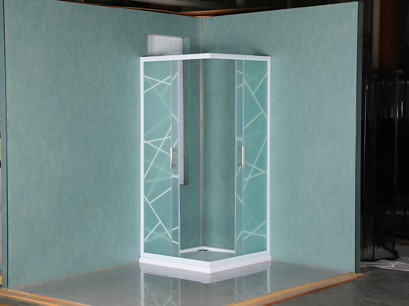 SQ dusjkabinett med skyvedører, matt herdet glass med trykk, hvit aluminiumsprofil, håndtak med doble hull, med brett SQ dusjkabinett med skyvedører, matt herdet glass med trykk, hvit aluminiumsprofil, håndtak med doble hull, med brett