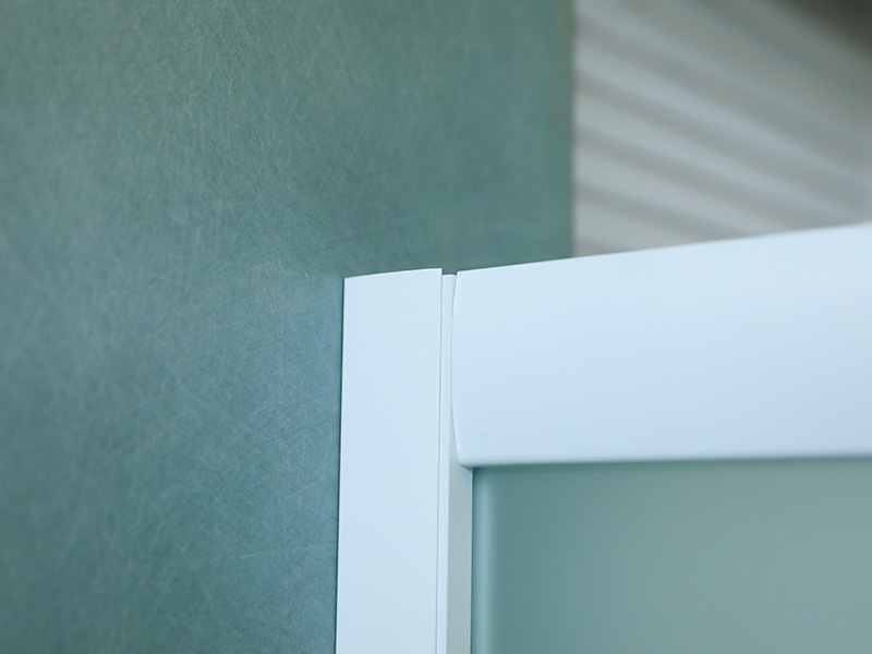 SQ dusjkabinett med skyvedører, matt herdet glass med trykk, hvit aluminiumsprofil, håndtak med doble hull, med brett SQ dusjkabinett med skyvedører, matt herdet glass med trykk, hvit aluminiumsprofil, håndtak med doble hull, med brett