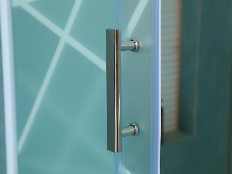 SQ dusjkabinett med skyvedører, matt herdet glass med trykk, hvit aluminiumsprofil, håndtak med doble hull, med brett SQ dusjkabinett med skyvedører, matt herdet glass med trykk, hvit aluminiumsprofil, håndtak med doble hull, med brett