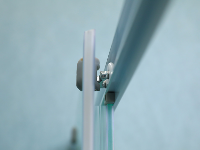 SQ dusjkabinett med skyvedører, matt herdet glass med trykk, hvit aluminiumsprofil, håndtak med doble hull, med brett SQ dusjkabinett med skyvedører, matt herdet glass med trykk, hvit aluminiumsprofil, håndtak med doble hull, med brett