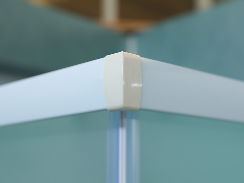 SQ dusjkabinett med skyvedører, matt herdet glass med trykk, hvit aluminiumsprofil, håndtak med doble hull, med brett SQ dusjkabinett med skyvedører, matt herdet glass med trykk, hvit aluminiumsprofil, håndtak med doble hull, med brett