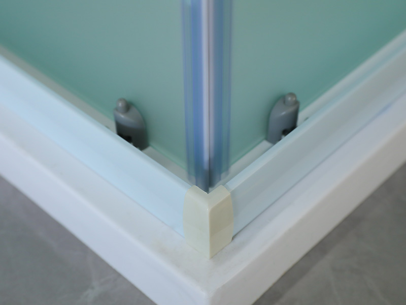 SQ dusjkabinett med skyvedører, matt herdet glass med trykk, hvit aluminiumsprofil, håndtak med doble hull, med brett SQ dusjkabinett med skyvedører, matt herdet glass med trykk, hvit aluminiumsprofil, håndtak med doble hull, med brett