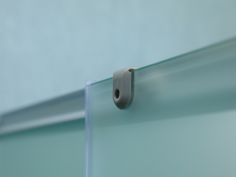 SQ dusjkabinett med skyvedører, matt herdet glass med trykk, hvit aluminiumsprofil, håndtak med doble hull, med brett SQ dusjkabinett med skyvedører, matt herdet glass med trykk, hvit aluminiumsprofil, håndtak med doble hull, med brett