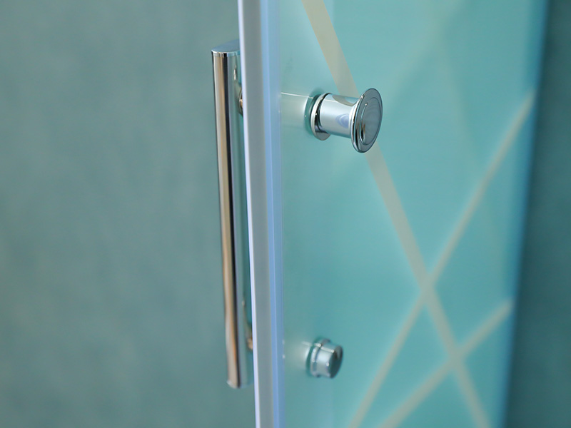 SQ dusjkabinett med skyvedører, matt herdet glass med trykk, hvit aluminiumsprofil, håndtak med doble hull, med brett SQ dusjkabinett med skyvedører, matt herdet glass med trykk, hvit aluminiumsprofil, håndtak med doble hull, med brett