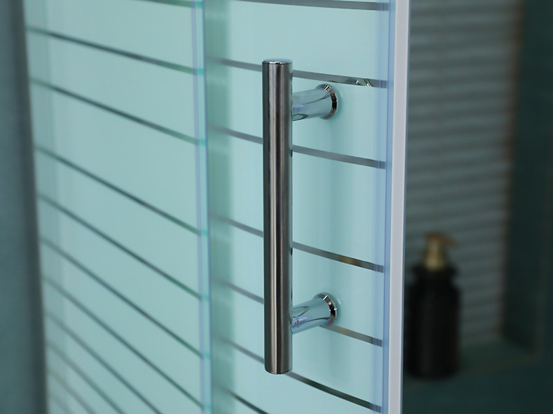 SE skyve dusjkabinett, klart herdet glass med trykk, krom aluminiumsprofil, håndtak med doble hull, med brett SE skyve dusjkabinett, klart herdet glass med trykk, krom aluminiumsprofil, håndtak med doble hull, med brett