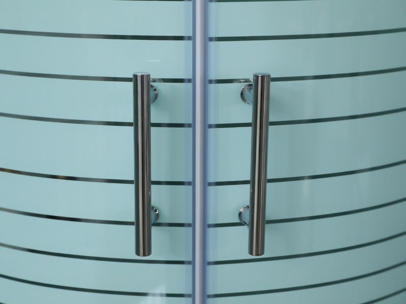 SE skyve dusjkabinett, klart herdet glass med trykk, krom aluminiumsprofil, håndtak med doble hull, med brett SE skyve dusjkabinett, klart herdet glass med trykk, krom aluminiumsprofil, håndtak med doble hull, med brett