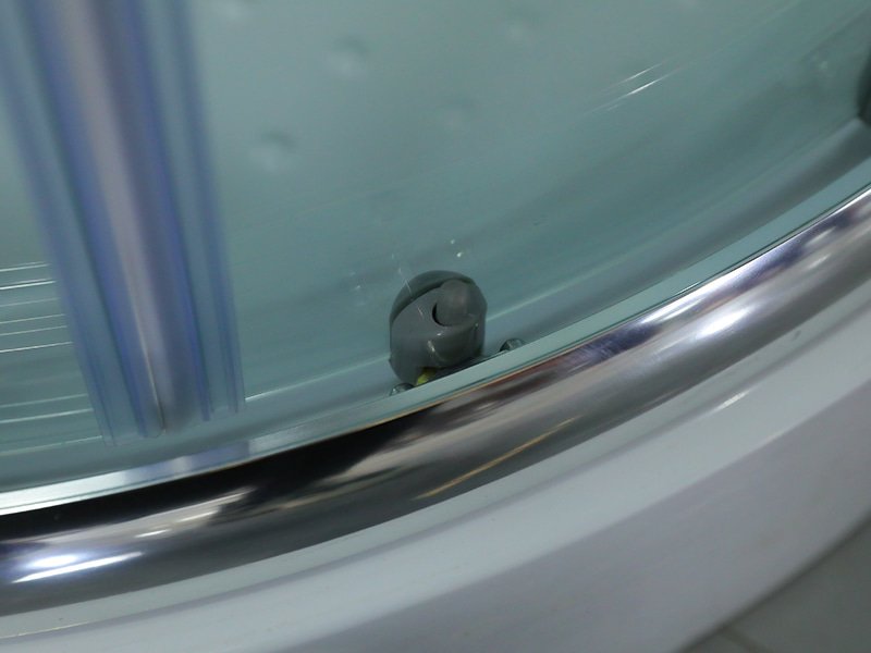 SE skyve dusjkabinett, klart herdet glass med trykk, krom aluminiumsprofil, håndtak med doble hull, med brett SE skyve dusjkabinett, klart herdet glass med trykk, krom aluminiumsprofil, håndtak med doble hull, med brett