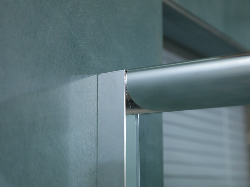 SE skyve dusjkabinett, klart herdet glass med trykk, krom aluminiumsprofil, håndtak med doble hull, med brett SE skyve dusjkabinett, klart herdet glass med trykk, krom aluminiumsprofil, håndtak med doble hull, med brett