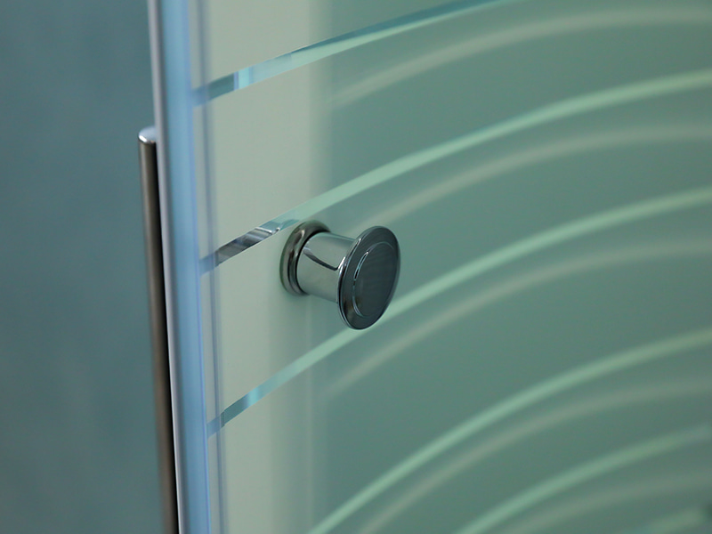 SE skyve dusjkabinett, klart herdet glass med trykk, krom aluminiumsprofil, håndtak med doble hull, med brett SE skyve dusjkabinett, klart herdet glass med trykk, krom aluminiumsprofil, håndtak med doble hull, med brett