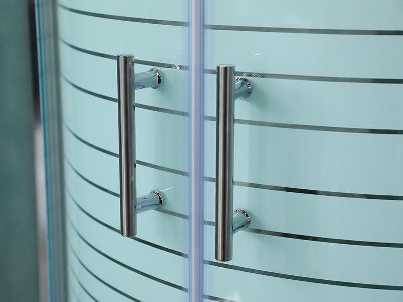 SE skyve dusjkabinett, klart herdet glass med trykk, krom aluminiumsprofil, håndtak med doble hull, med brett SE skyve dusjkabinett, klart herdet glass med trykk, krom aluminiumsprofil, håndtak med doble hull, med brett