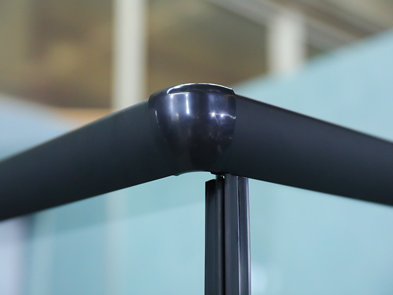 RE skyve dusjkabinett, klart herdet glass med trykk, svart aluminiumsprofil, doble hull håndtak, med brett RE skyve dusjkabinett, klart herdet glass med trykk, svart aluminiumsprofil, doble hull håndtak, med brett