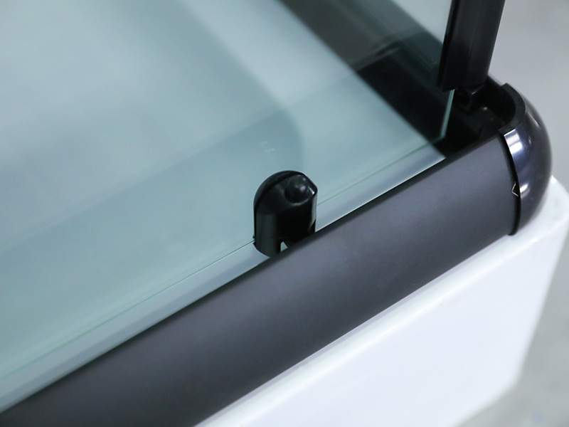 RE skyve dusjkabinett, klart herdet glass med trykk, svart aluminiumsprofil, doble hull håndtak, med brett RE skyve dusjkabinett, klart herdet glass med trykk, svart aluminiumsprofil, doble hull håndtak, med brett