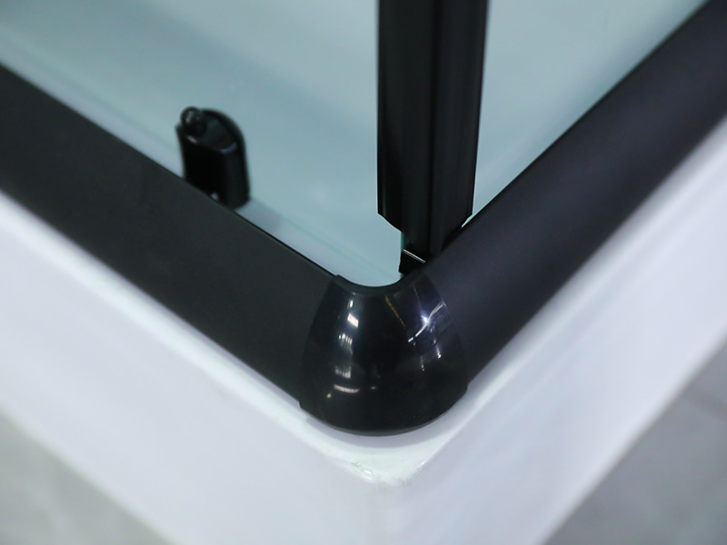 RE skyve dusjkabinett, klart herdet glass med trykk, svart aluminiumsprofil, doble hull håndtak, med brett RE skyve dusjkabinett, klart herdet glass med trykk, svart aluminiumsprofil, doble hull håndtak, med brett