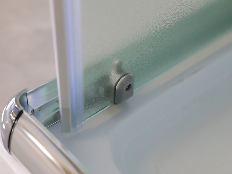 RE skyve dusjkabinett, matt herdet glass, krom aluminiumsprofil, håndtak med doble hull, med brett RE skyve dusjkabinett, matt herdet glass, krom aluminiumsprofil, håndtak med doble hull, med brett