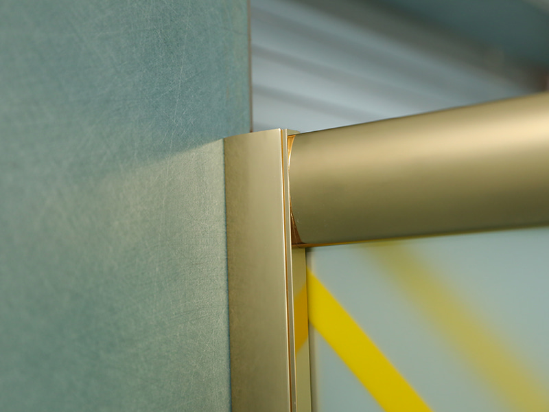 RE skyve dusjkabinett, matt herdet glass med trykk, gull aluminiumsprofil, doble hull håndtak, med brett RE skyve dusjkabinett, matt herdet glass med trykk, gull aluminiumsprofil, doble hull håndtak, med brett