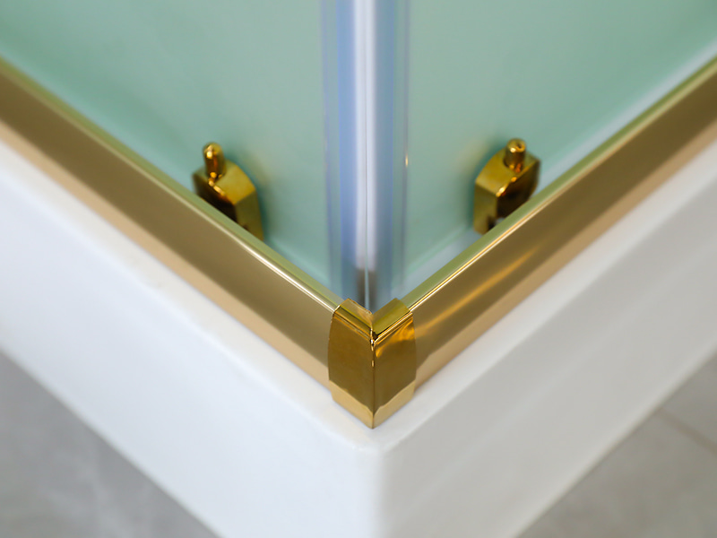 RE skyve dusjkabinett, matt herdet glass med trykk, gull aluminiumsprofil, doble hull håndtak, med brett RE skyve dusjkabinett, matt herdet glass med trykk, gull aluminiumsprofil, doble hull håndtak, med brett