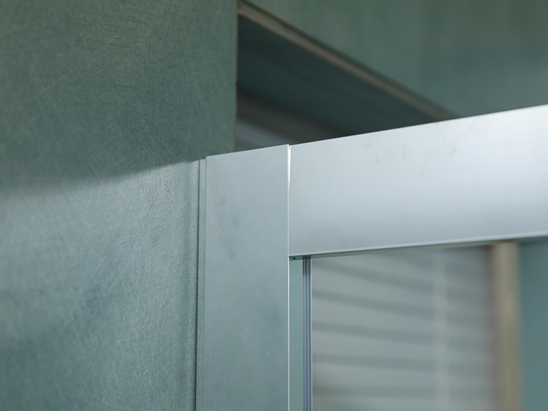 RE skyve dusjkabinett, klart herdet glass, krom aluminiumsprofil, håndtak med doble hull, med brett RE skyve dusjkabinett, klart herdet glass, krom aluminiumsprofil, håndtak med doble hull, med brett