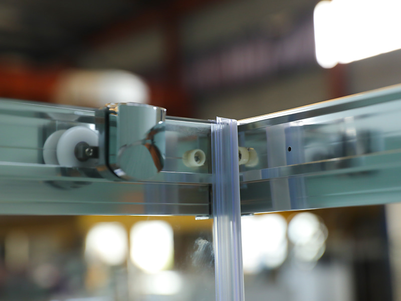 RE skyve dusjkabinett, klart herdet glass, krom aluminiumsprofil, håndtak med doble hull, med brett RE skyve dusjkabinett, klart herdet glass, krom aluminiumsprofil, håndtak med doble hull, med brett