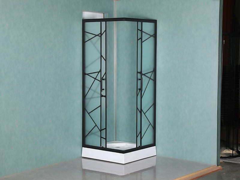 SQ dusjkabinett med skyvedører, matt herdet glass med trykk, svart aluminiumsprofil, håndtak med doble hull, med brett SQ dusjkabinett med skyvedører, matt herdet glass med trykk, svart aluminiumsprofil, håndtak med doble hull, med brett