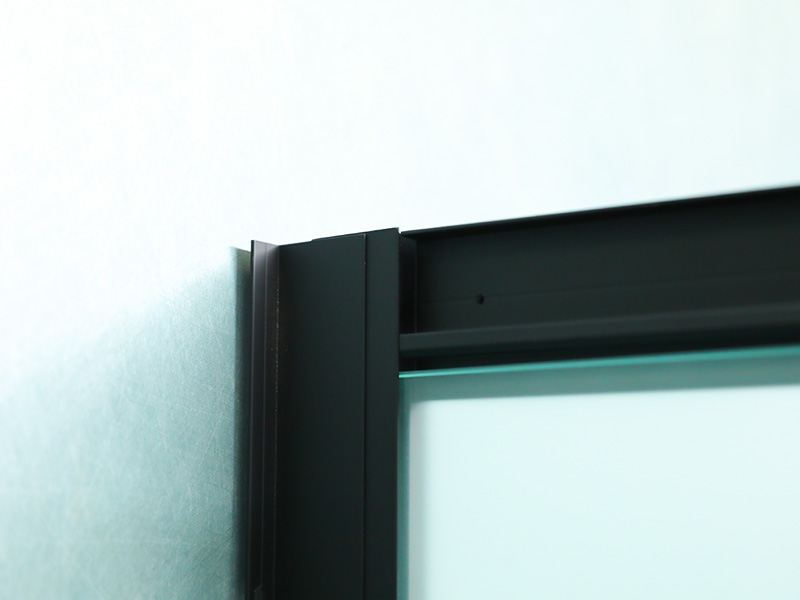 SQ dusjkabinett med skyvedører, matt herdet glass med trykk, svart aluminiumsprofil, håndtak med doble hull, med brett SQ dusjkabinett med skyvedører, matt herdet glass med trykk, svart aluminiumsprofil, håndtak med doble hull, med brett