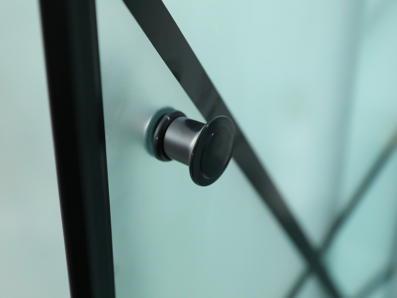 SQ dusjkabinett med skyvedører, matt herdet glass med trykk, svart aluminiumsprofil, håndtak med doble hull, med brett SQ dusjkabinett med skyvedører, matt herdet glass med trykk, svart aluminiumsprofil, håndtak med doble hull, med brett