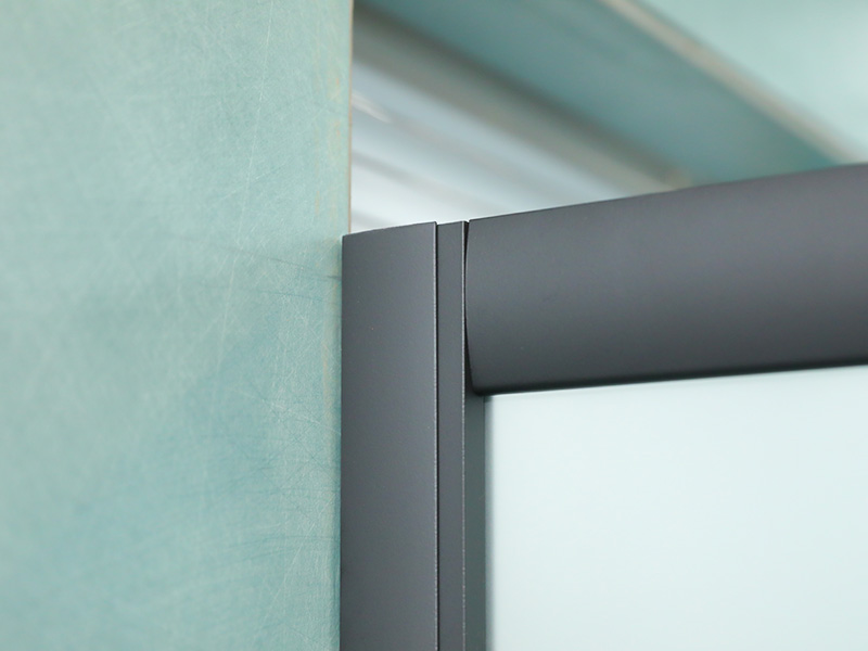 SQ dusjkabinett med skyvedører, matt herdet glass med trykk, svart aluminiumsprofil, håndtak med doble hull, med brett SQ dusjkabinett med skyvedører, matt herdet glass med trykk, svart aluminiumsprofil, håndtak med doble hull, med brett