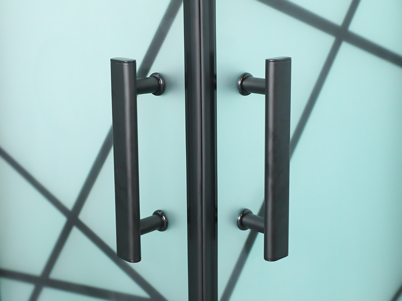 SQ dusjkabinett med skyvedører, matt herdet glass med trykk, svart aluminiumsprofil, håndtak med doble hull, med brett SQ dusjkabinett med skyvedører, matt herdet glass med trykk, svart aluminiumsprofil, håndtak med doble hull, med brett