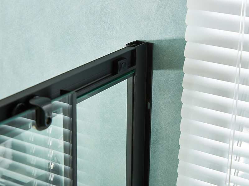 SQ skyve dusjkabinett, klart herdet glass, svart aluminiumsprofil, håndtak med doble hull, med brett SQ skyve dusjkabinett, klart herdet glass, svart aluminiumsprofil, håndtak med doble hull, med brett