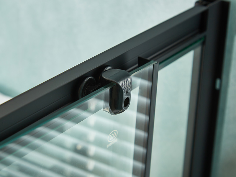 SQ skyve dusjkabinett, klart herdet glass, svart aluminiumsprofil, håndtak med doble hull, med brett SQ skyve dusjkabinett, klart herdet glass, svart aluminiumsprofil, håndtak med doble hull, med brett