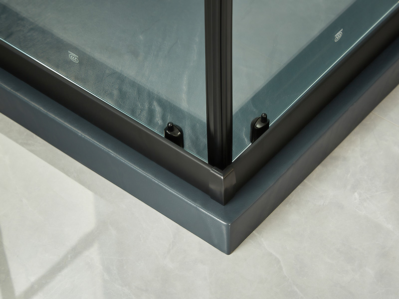 SQ skyve dusjkabinett, klart herdet glass, svart aluminiumsprofil, håndtak med doble hull, med brett SQ skyve dusjkabinett, klart herdet glass, svart aluminiumsprofil, håndtak med doble hull, med brett