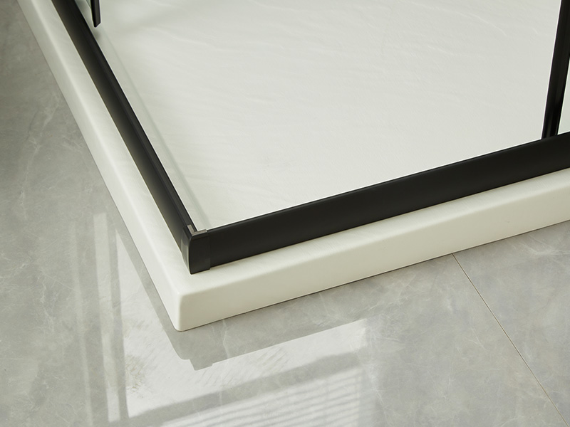 SQ skyve dusjkabinett, klart herdet glass, svart aluminiumsprofil, håndtak med doble hull, med brett SQ skyve dusjkabinett, klart herdet glass, svart aluminiumsprofil, håndtak med doble hull, med brett