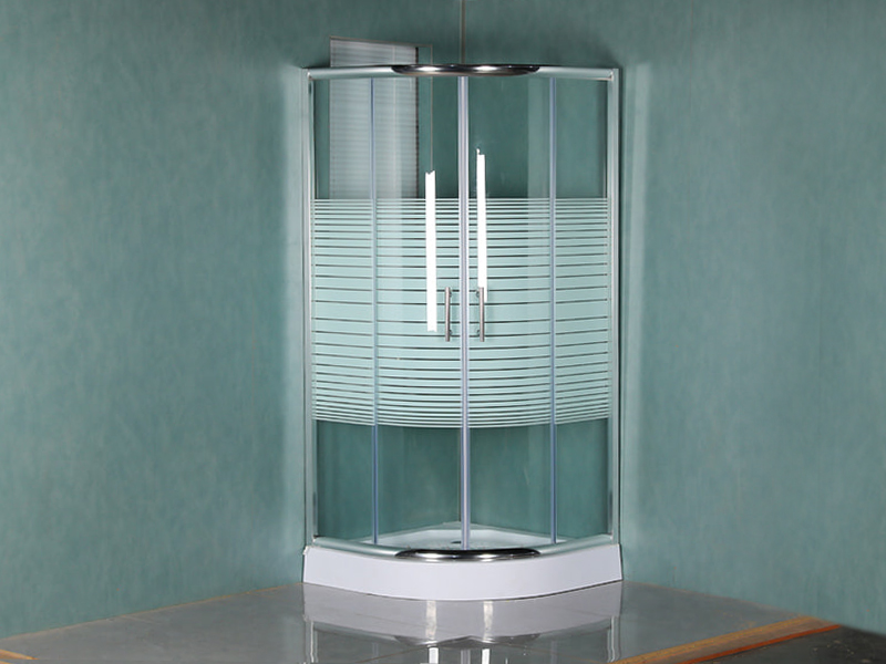 SE skyve dusjkabinett, klart herdet glass med trykk, krom aluminiumsprofil, håndtak med doble hull, med brett